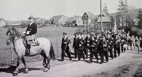 Schützenhauptmann auf dem Pferd